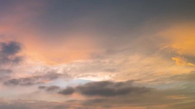 Qigu Tainan Tayvan 'daki Dintouer Kumsalı' ndaki çöl benzeri plajın üzerinde rüya gibi gün batımı gökyüzü parlıyor. Sakin bir sonbahar başlangıcı sahnesi..