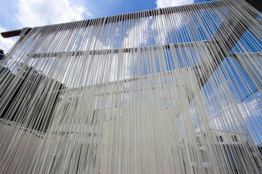 El yapımı somen eriştesi, Huatan Kasabası, Changhua County, Tayvan 'dan geleneksel bir yemek, güneşte kurutulmak üzere asılır..