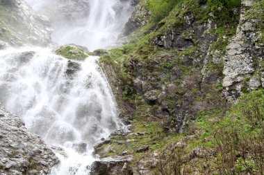 Rusya 'nın doğası. Turizm. Dağlara yürümek, şelaleye gitmek. Şelalenin yanında sabah kahvaltısı.