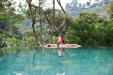 Tropik Orman havuzdaki kız