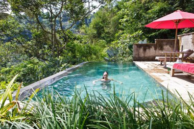 yüzme havuzun tropik orman kız