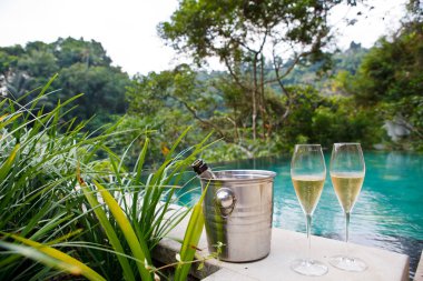 bardak şampanya havuzu yakınlarında