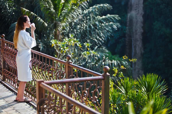 Menina Roupão Banho Com Xícara Café Varanda Selva — Fotografia de Stock