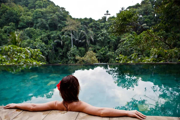 Menina Piscina Selva Tropical — Fotografia de Stock