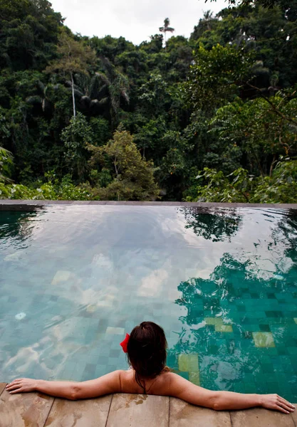 Ragazza Nella Piscina Giungla Tropicale — Foto Stock