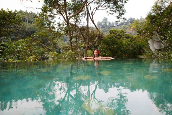 Menina Piscina Selva Tropical — Fotografia de Stock