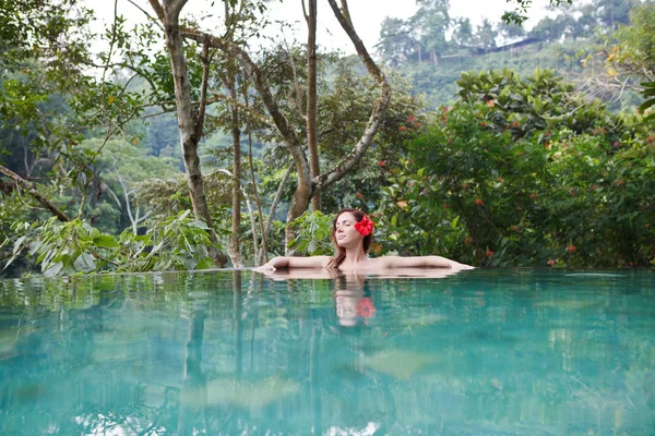 Menina Piscina Selva Tropical — Fotografia de Stock