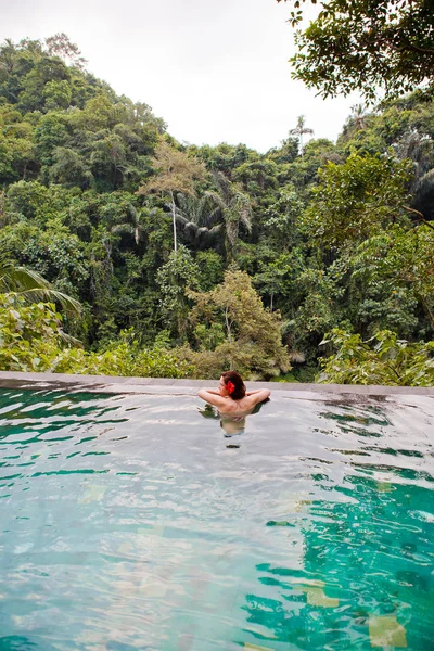 Девушка Тропических Джунглях Бассейна — стоковое фото