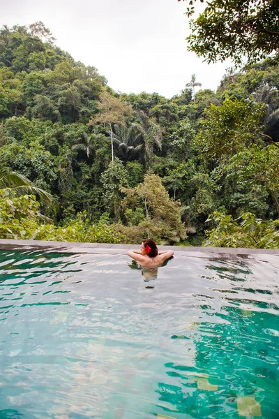 Menina Piscina Selva Tropical — Fotografia de Stock