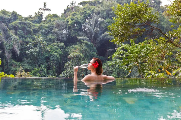 Menina Piscina Selva Trópica Com Uma Taça Champanhe — Fotografia de Stock