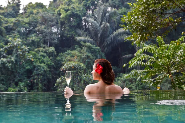 Ragazza Nella Piscina Giungla Tropicale Con Bicchiere Champagne — Foto Stock