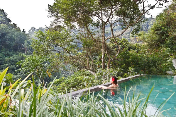 Ragazza Nella Piscina Giungla Tropicale Con Bicchiere Champagne — Foto Stock