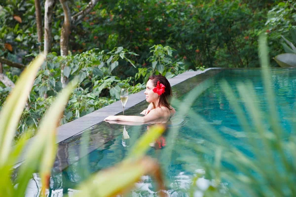 Menina Piscina Selva Trópica Com Uma Taça Champanhe — Fotografia de Stock