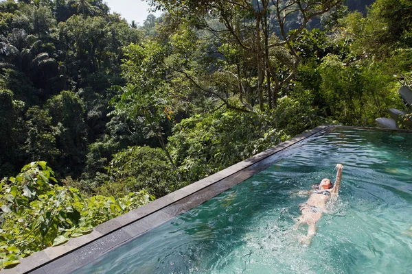 Menina Piscina Tropical Selva Nadando — Fotografia de Stock