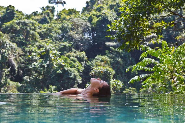 Ragazza Nella Piscina Giungla Tropicale — Foto Stock