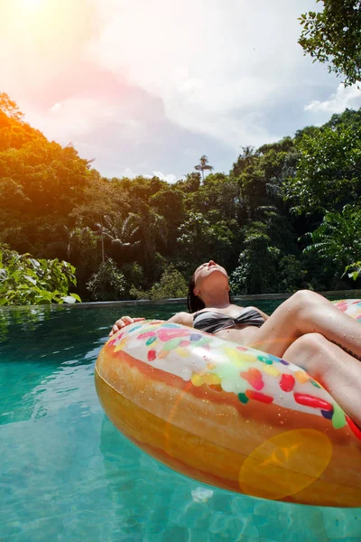 Menina Piscina Anel Inflável — Fotografia de Stock