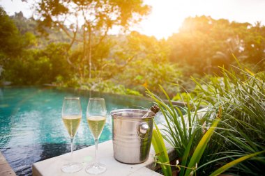 bardak şampanya havuzu yakınlarında