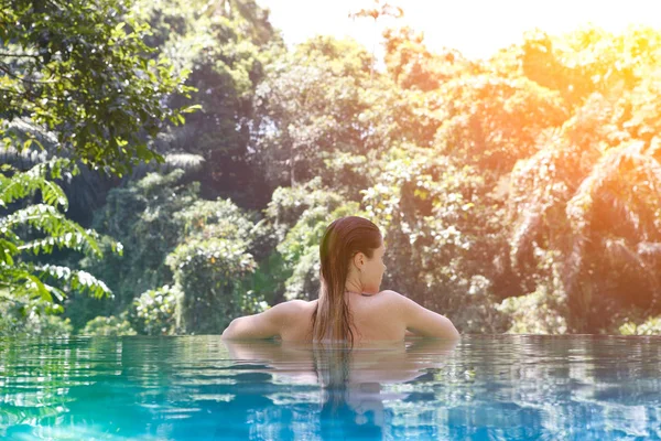 Menina Piscina Selva Tropical — Fotografia de Stock