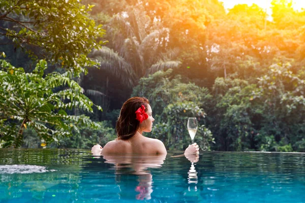 Menina Piscina Selva Trópica Com Uma Taça Champanhe — Fotografia de Stock