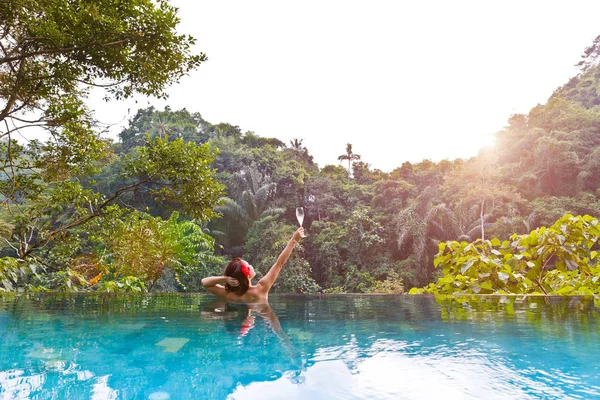 Menina Piscina Selva Trópica Com Uma Taça Champanhe — Fotografia de Stock