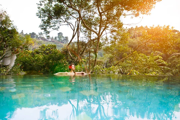 Menina Piscina Selva Tropical — Fotografia de Stock