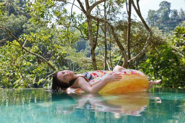 şişme yüzük tropic havuzda kız