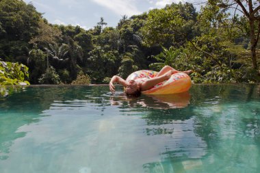 şişme yüzük orman havuzda kız