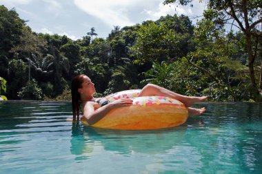 şişme yüzük havuzda kız