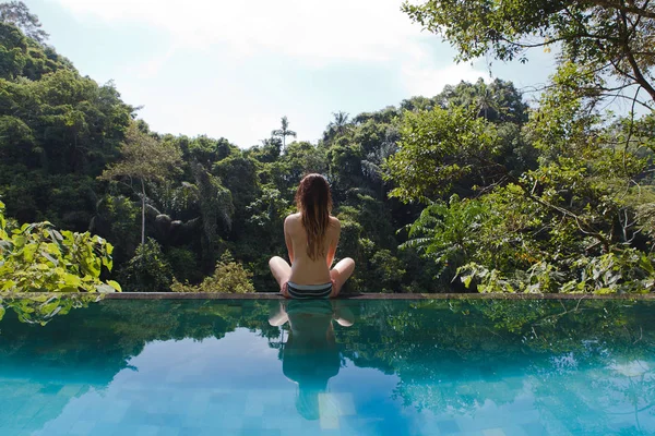 熱帯のジャングル プールの女の子 — ストック写真