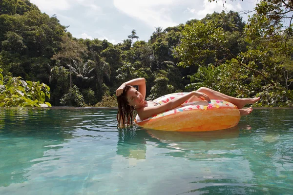 Ragazza Nella Piscina Tropicale Anello Gonfiabile — Foto Stock