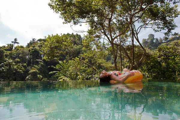 Девушка Тропическом Бассейне Надувном Кольце — стоковое фото