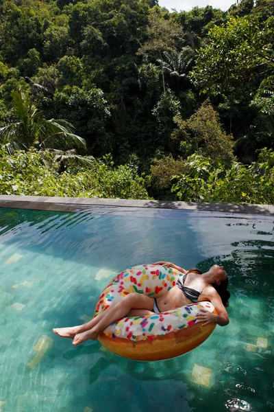 Ragazza Nella Piscina Tropicale Anello Gonfiabile — Foto Stock