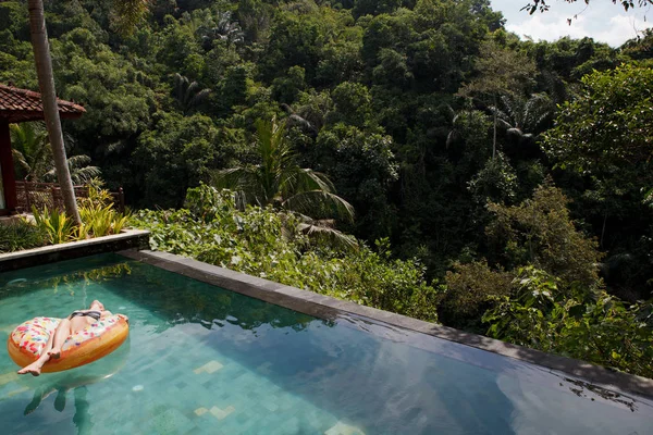 Menina Piscina Trópica Anel Inflável — Fotografia de Stock