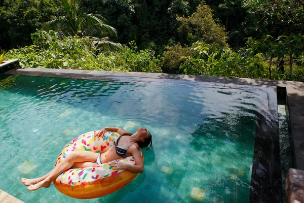 Menina Piscina Trópica Anel Inflável — Fotografia de Stock