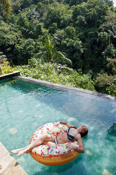 インフレータブル リング ジャングル プールで女の子 — ストック写真