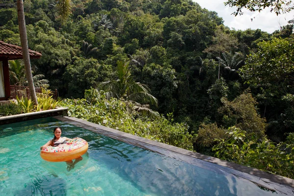 Menina Piscina Selva Anel Inflável — Fotografia de Stock