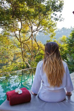 Kadınlar tropic spa havuzu yakınlarında