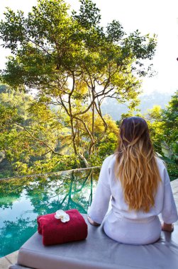 Kadınlar tropic spa havuzu yakınlarında