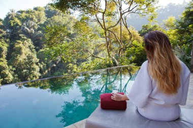 Kadınlar tropic spa havuzu yakınlarında