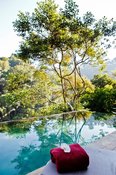 Piscina Spa Trópico Com Toalha — Fotografia de Stock