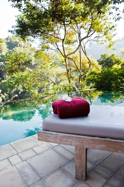 Piscina Spa Trópico Com Toalha — Fotografia de Stock