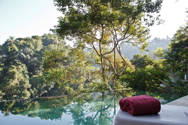 Piscina Spa Trópico Com Toalha — Fotografia de Stock