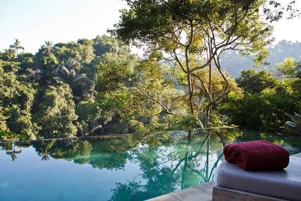 Piscina Spa Trópico Com Toalha — Fotografia de Stock