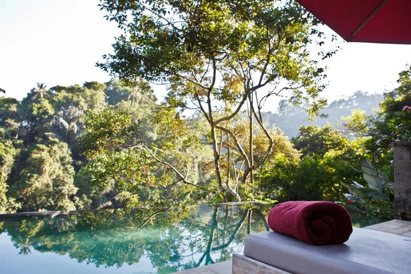 Piscina Spa Trópico Com Toalha — Fotografia de Stock