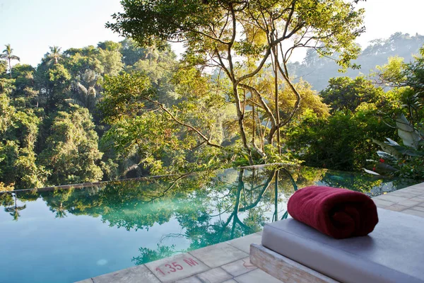 Piscina Spa Trópico Com Toalha — Fotografia de Stock