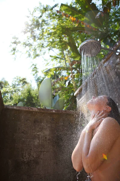 Mulheres Chuveiro Trópico — Fotografia de Stock