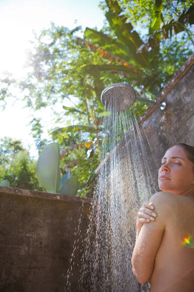 Women Tropic Shower — Stock Photo, Image