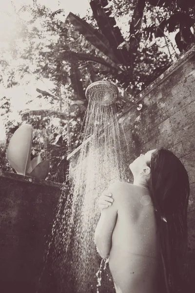 Women Tropical Shower — Stockfoto