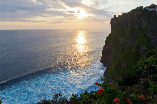 Blick Auf Den Sonnenuntergang Mit Felsen Und Blumen — Stockfoto