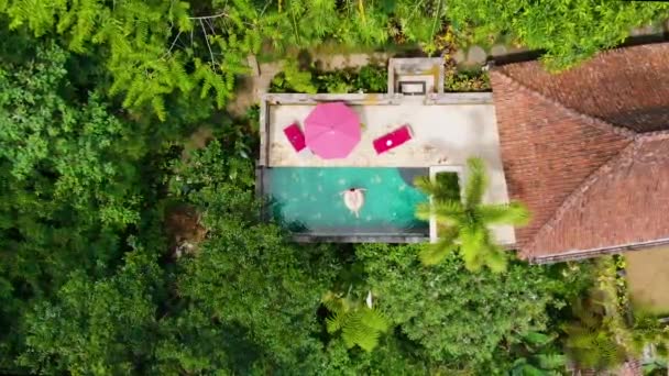 villa tropique piscine femmes nageant vue sur le dessus bali ubud 